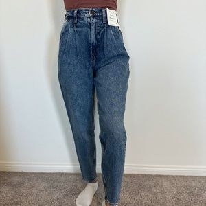 Abercrombie & Fitch Ultra High Rise 80s Mom Jean